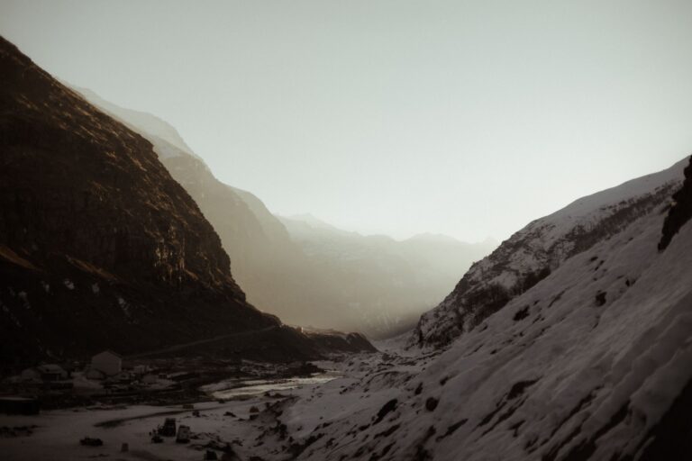 Exquisite winter view of Manali's snow-covered mountains at dawn.